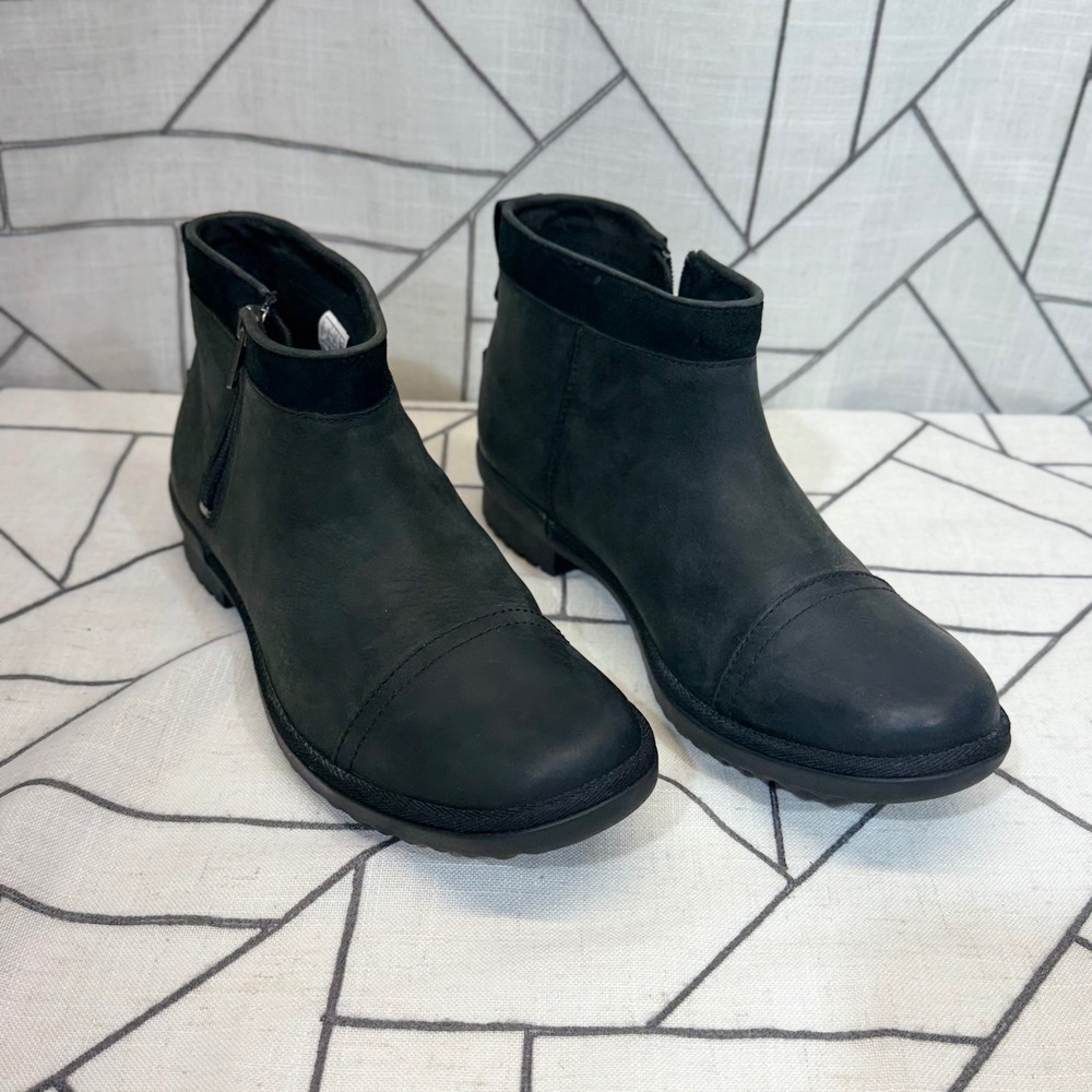 UGG Simmens Waterproof Leather Ankle Boots 9 Black Side Zip Cap Toe 1103832